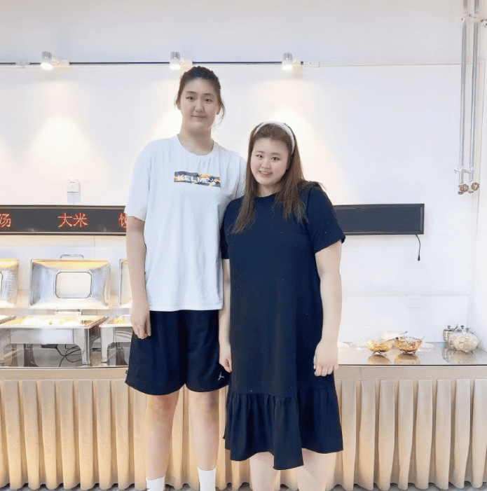 260斤刘禹彤2米28张子宇站一起:大宝贝瞬间小鸟依人 这真绝了