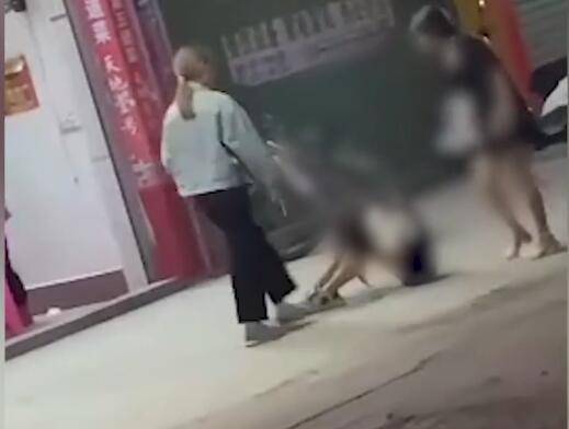 目无王法 实拍广东2女子当街殴打一女子