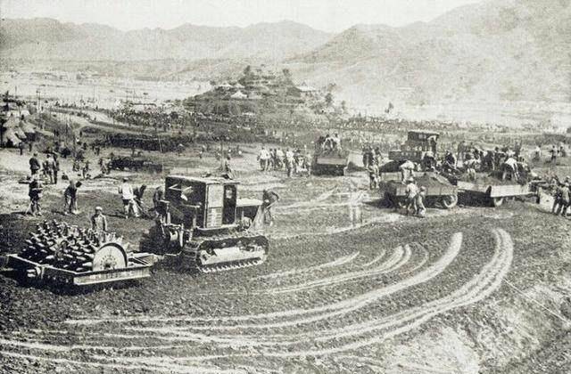 1958年北京十三陵水库修建现场:四十万大军参与修建,仅耗时160天