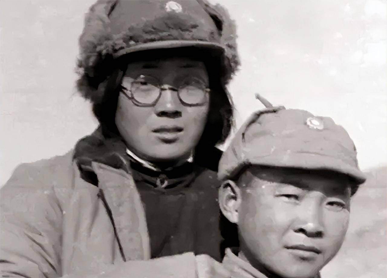 2003年黄永胜的妻子项辉方离世,挽联挂满半个墙壁,与丈夫合葬