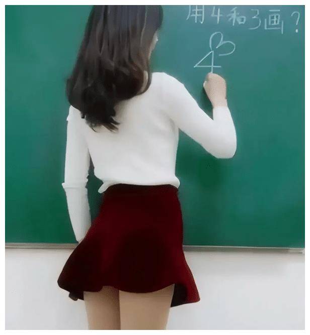 00后女教师jk制服上课引争议