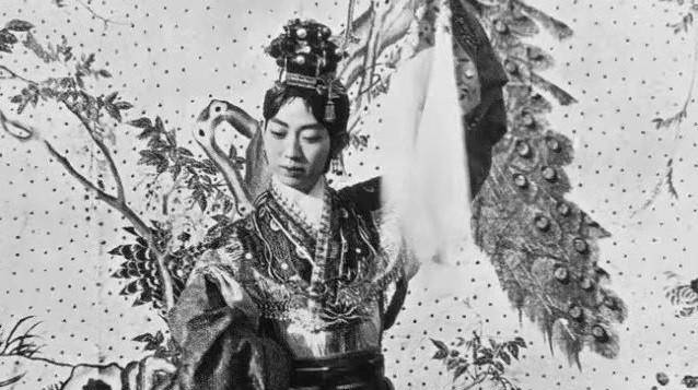 袁克文:不做皇子混青帮,晚年摆摊卖字画,去世全城青楼