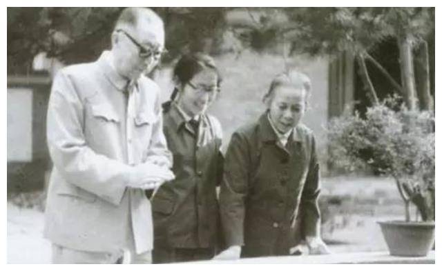 张瑞华:中组部原副部长,丈夫是元帅,女儿是中国第一位女中将