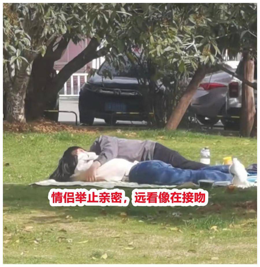 在公园看到情侣亲密图片