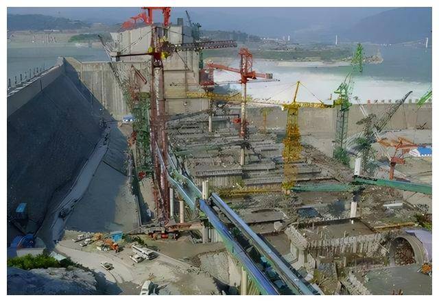 在工程建设质量方面,三峡大坝的坚固程度可以抵御小型核弹攻击;在文物