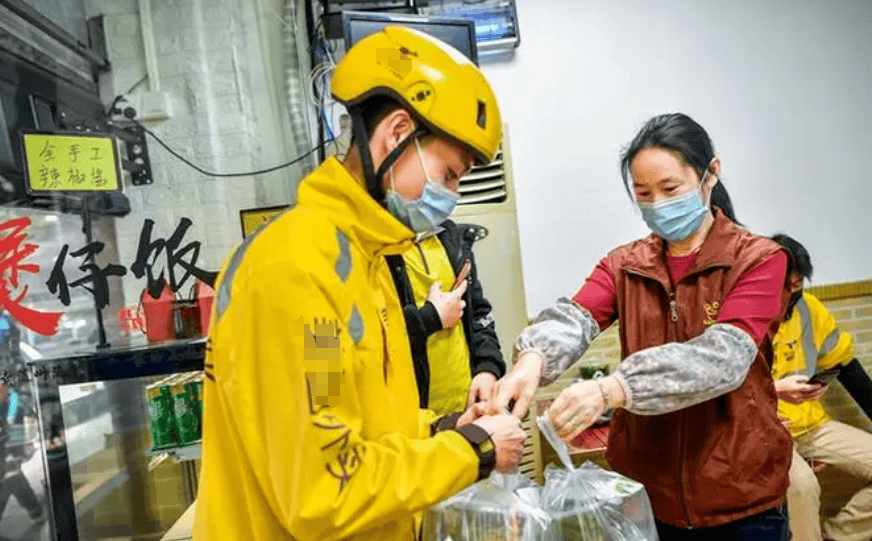 外卖小哥为早送餐"背锅",顾客吃光还要求退款!