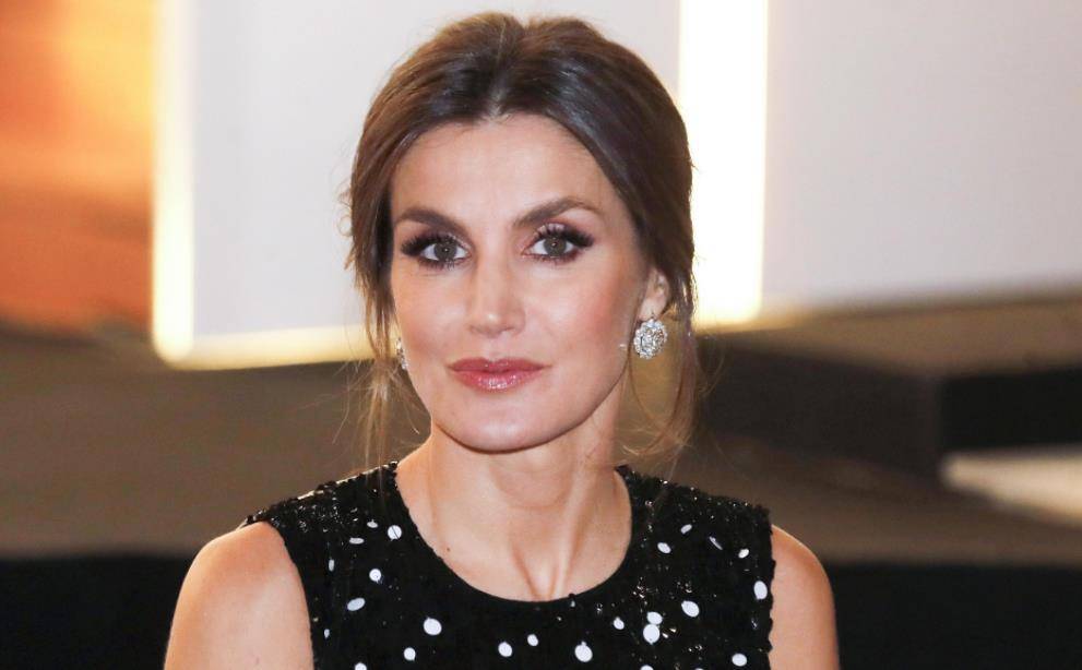 48岁莱蒂齐亚:白发明显也不染,和国王共白头,17年恩爱羡煞旁人