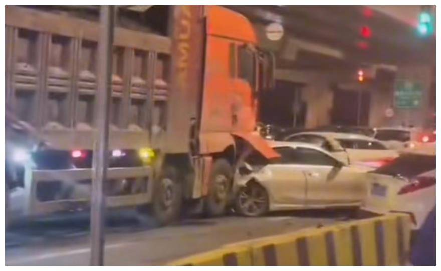 据网传信息显示:10月6日下午5点58分许,上海市宝山区月罗高速出口一红