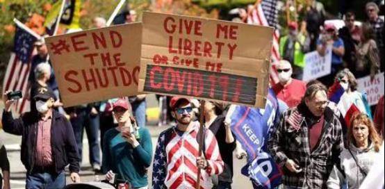 病毒刚刚登录美国的时候,前政府从一开始拒绝戴口罩,到最后消毒水能够