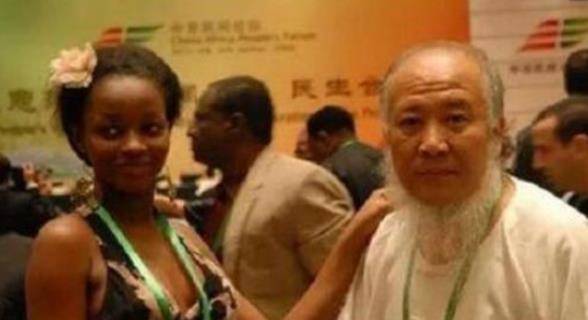 9年前,53岁中国老大爷娶一24岁非洲姑娘,生活过得如何?