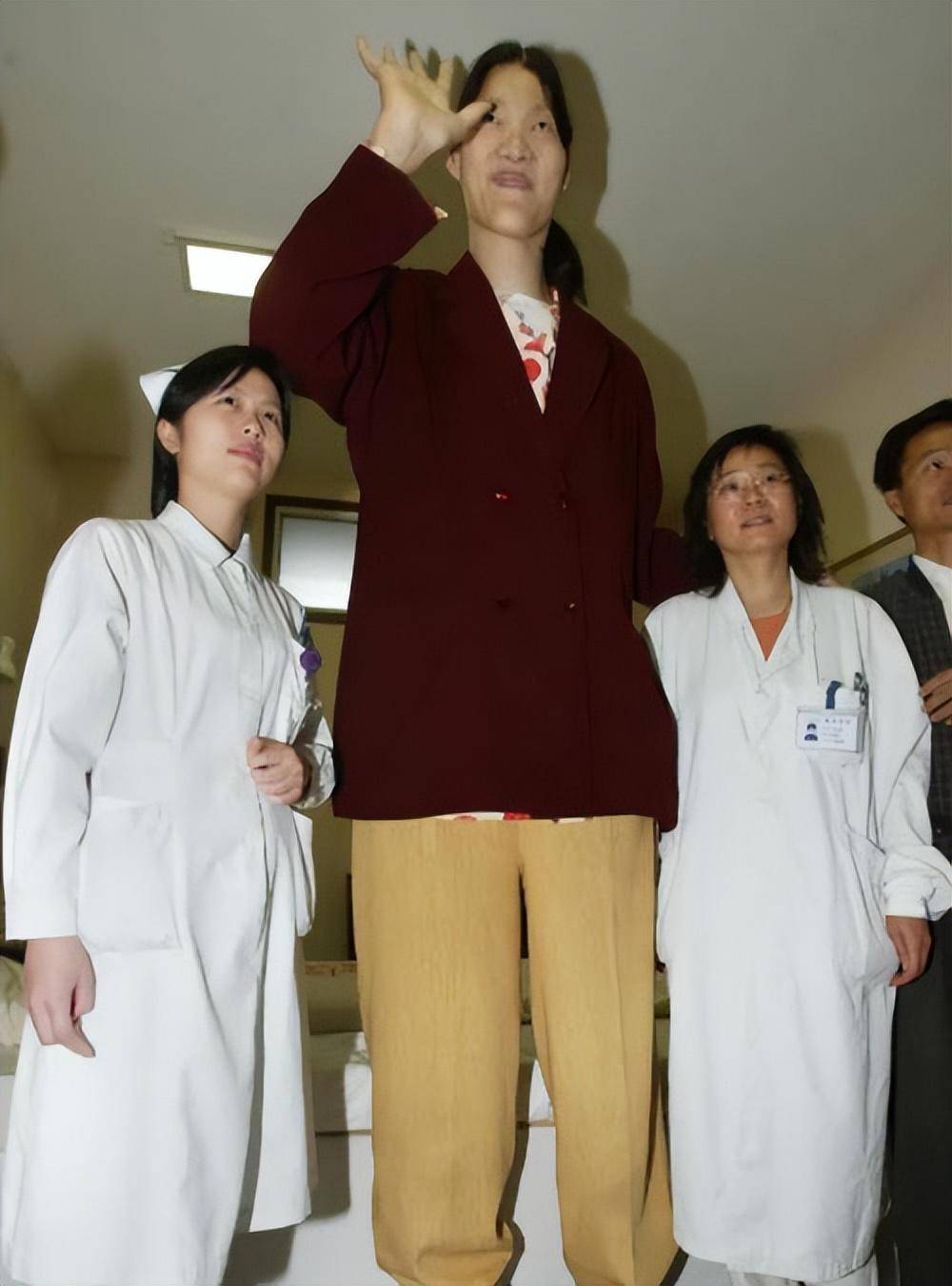 回顾安徽"女巨人":穿78码鞋,一顿吃6碗面,比姚明还高