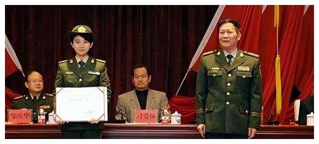 31岁女老师被特招入伍,授少校警衔,凭啥?如今现状如何