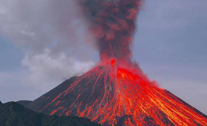 沃尔夫火山图片