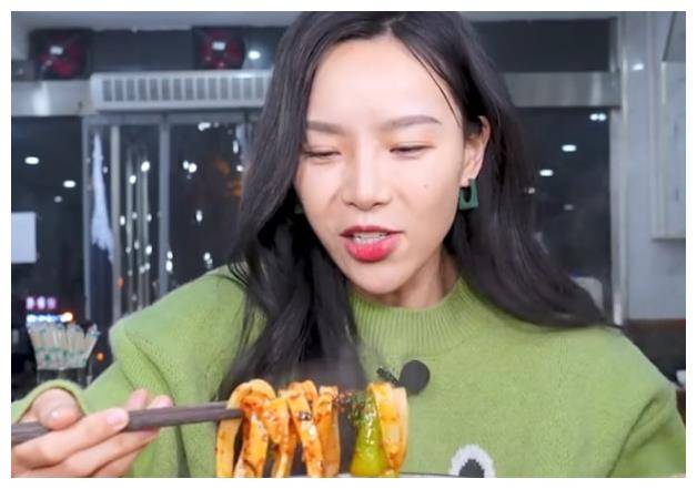 "小贝饿了"为啥狂吃不止,还能骨瘦如柴?答案就藏在视频中