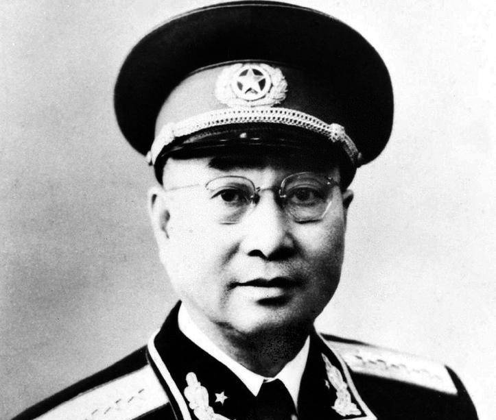 他是黄埔7期生,是长期在"蒋营"的16位卧底之一,回归后授少将