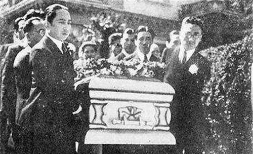 她25岁便去世,死后30万人为其送葬,还有7人当场随她而去_阮玲玉_张达