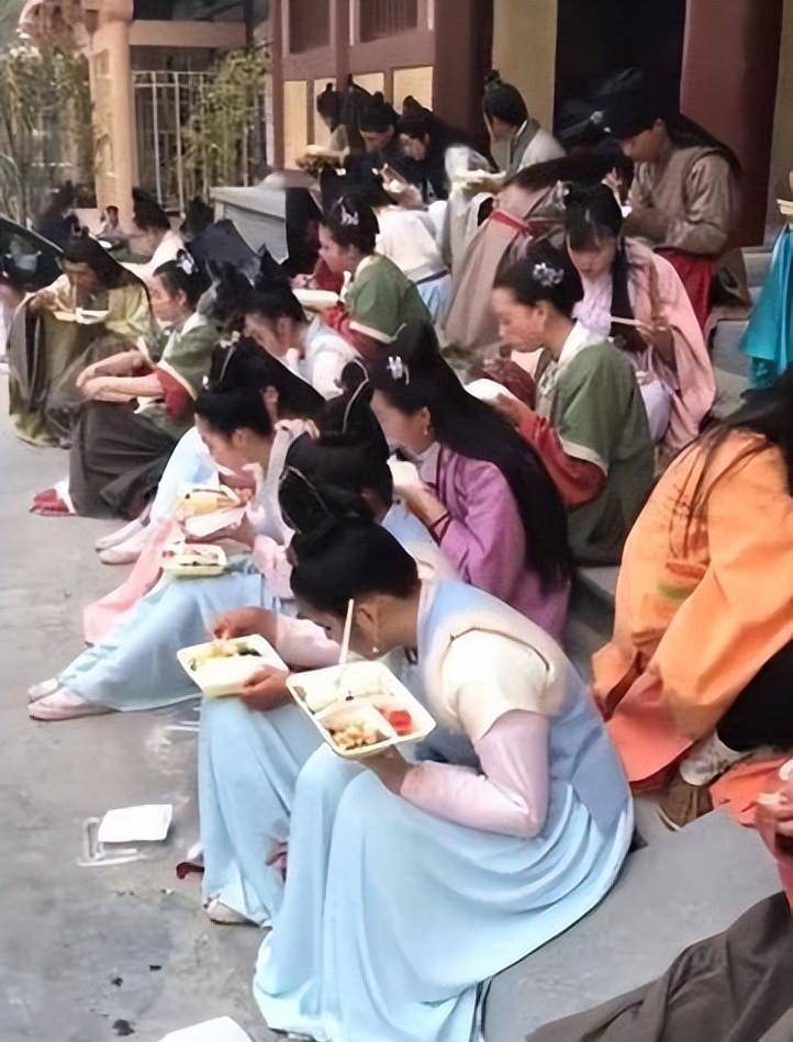 横店10万群演现状:美女泛滥成灾,懒汉光棍遍地,他们该何去何从