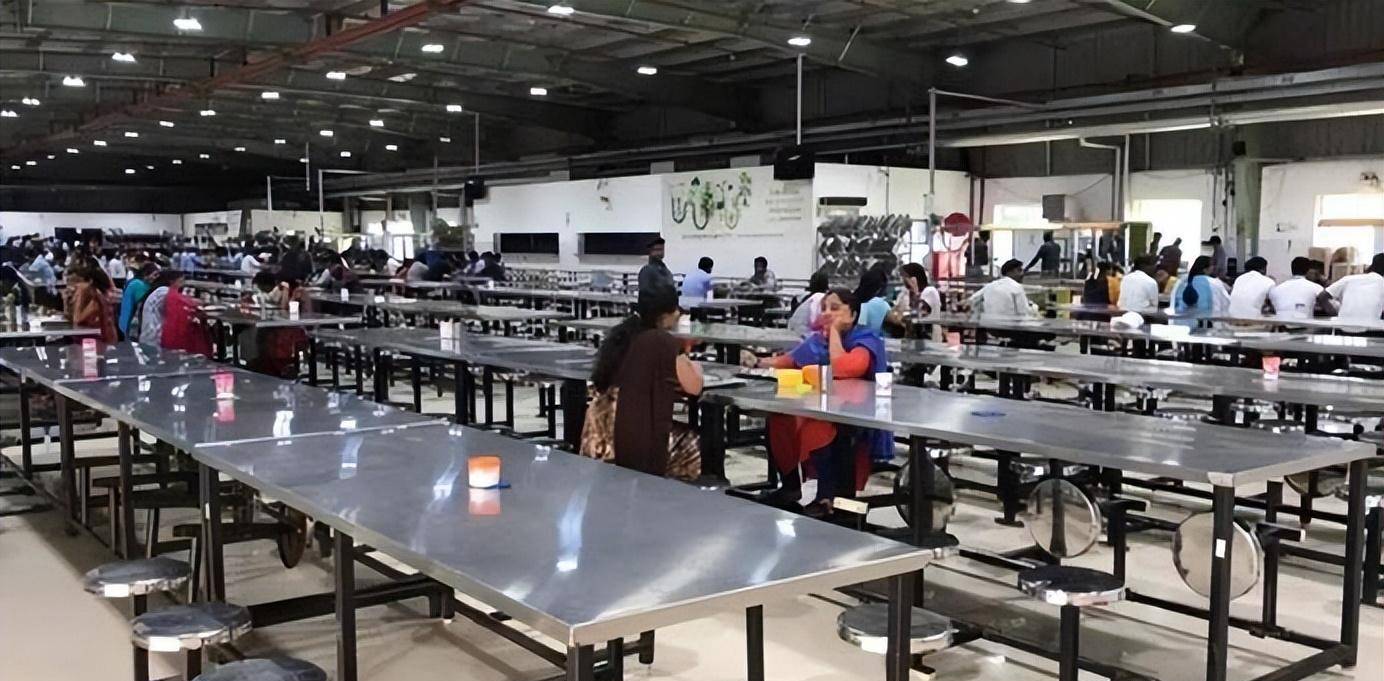 月薪900,30人睡一屋!印度富士康的生活条件,比想象中还要糟糕