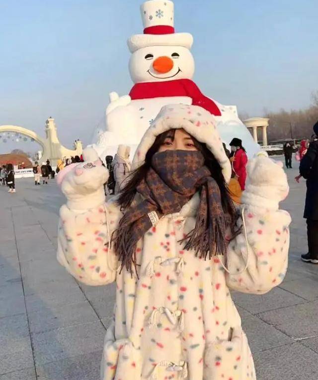 哈尔滨滑梯上的"犟嘴"美女找到了,怪不得大叔强行"踹"你呢