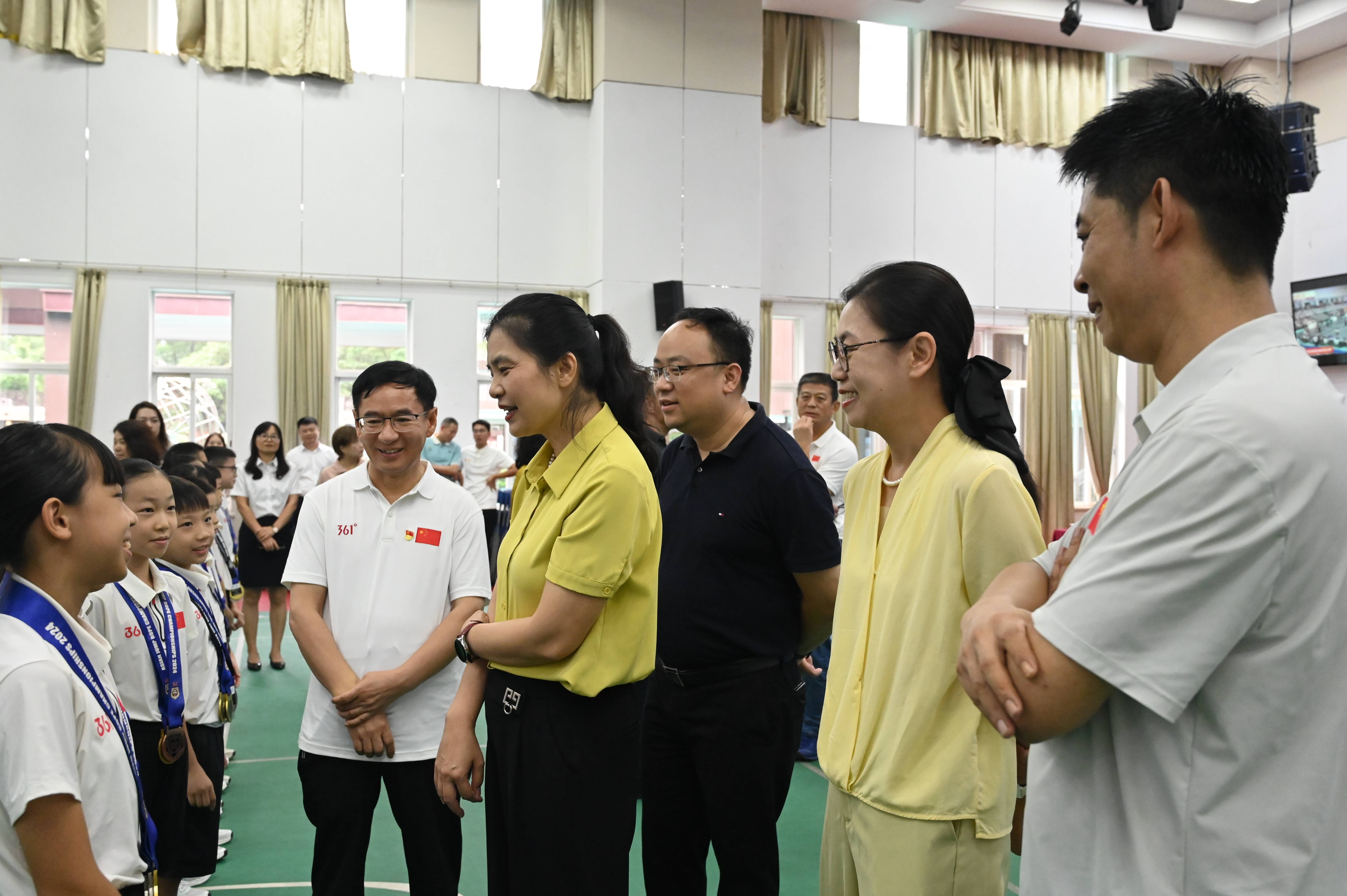 广州市体育局办公室主任席庆锋,黄埔区副区长何宇鸿,黄埔区教育局局长
