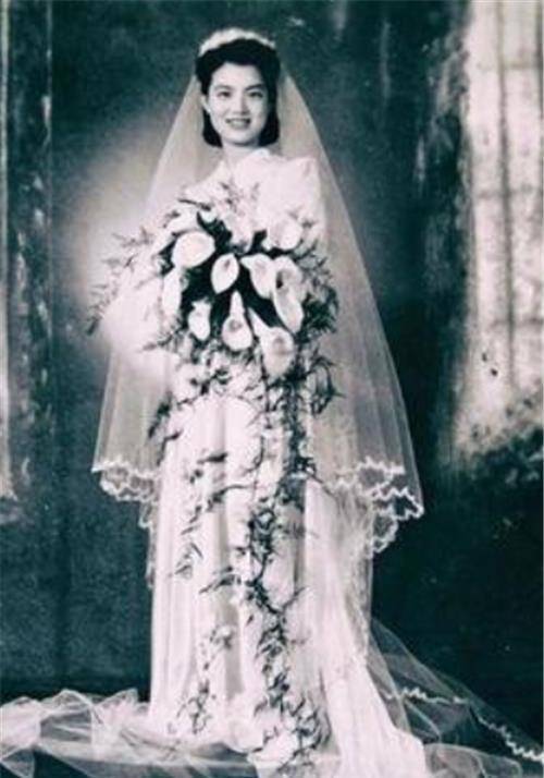 原创她是民国著名名媛,每天都要更换床单,晚年却在街头摆摊为生