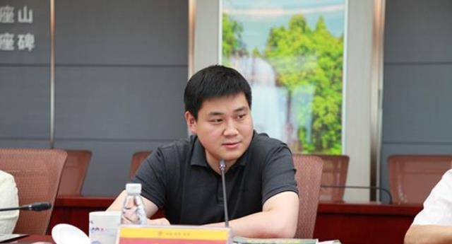 严介和辞去公职换来的儿子,名叫严昊.