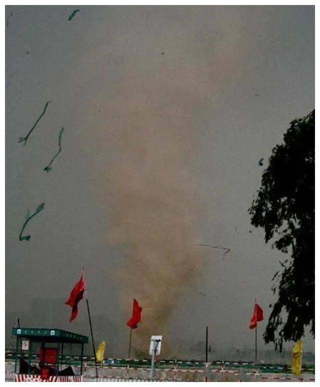 拆"娘娘庙"遇诡异事件,绝对是史上最强钉子户!_工地_龙卷风_水立方