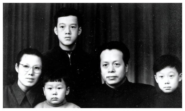 他率先反对“两个凡是”,支持邓公“先富”设计,主政广东推改革_手机搜狐网
