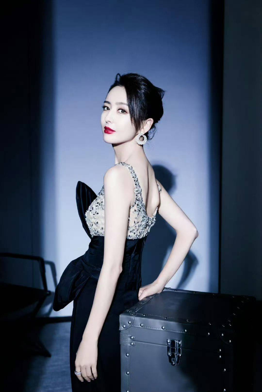 佟丽娅居然已经40岁了!超大蝴蝶红毯造型,优雅贵气美得令人窒息