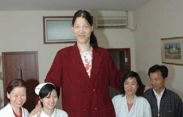 "女巨人"曾金莲:14岁身高2米3,4年后因"身高特长"离世