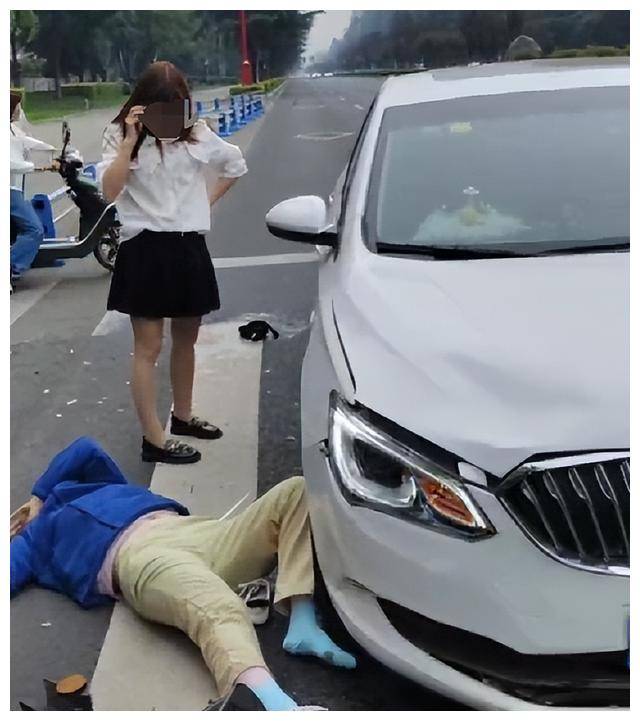 哦豁,眉山这个女司机闯大祸了,一电瓶车美女被在撞地上倒地不起