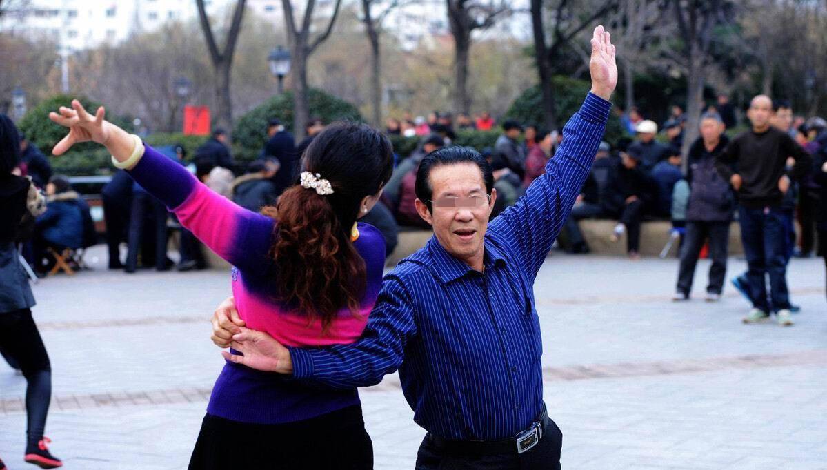 武汉老人跳舞猝死,家属向组织者索赔,人死哪就该哪赔?