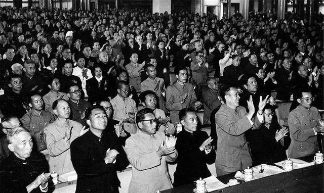 1955年10月,全国文字改革会议召开,拼音方案委员会在会上提出4种汉字