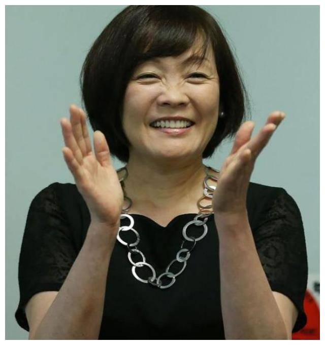 安倍晋三被刺杀一年后,61岁遗孀安倍昭惠回到乡下种田,风光不再