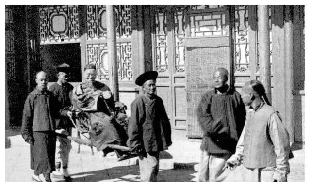 兄弟四人,分别叫尔震,尔巽,尔丰,尔萃,他排行老三.