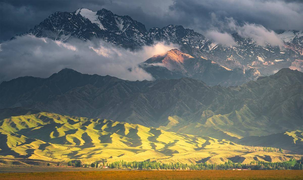 17日,左宗棠的前敌总指挥,湘军大将刘锦棠,督率谭拔萃,罗长狮,余虎恩