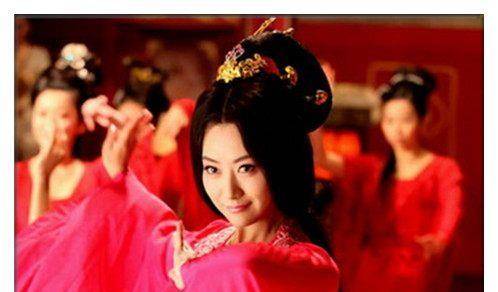 由于工作的便利,宇文化及可以合法地接近萧皇后.