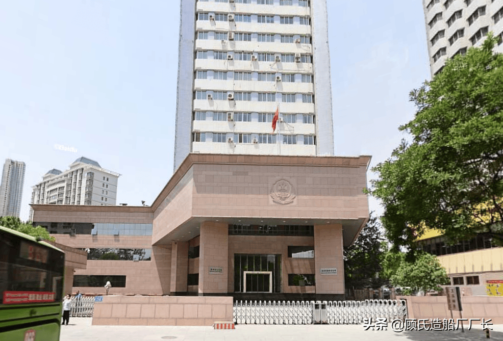 今日的郑州市公安局大楼一张80年代初郑州市公安民警合影,很好的表现