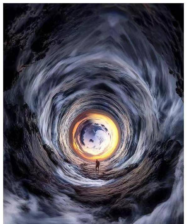 没有去赴约,而有一些人则认为,他们在相同的时间和空间里面经历了叠加