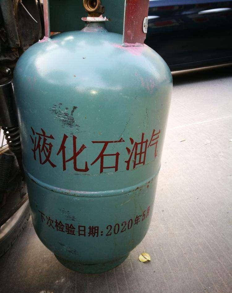 中国小伙家中煤气罐滞销,没想到卖到国外后遭疯抢,其原因很辛酸