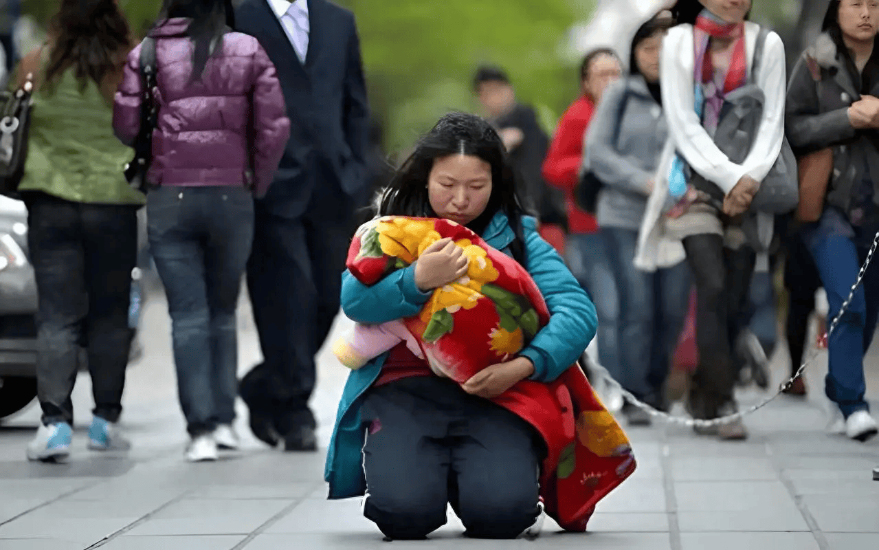 11年广州街头母亲抱女跪行千米,2天获21万捐款,背后却是一场骗局