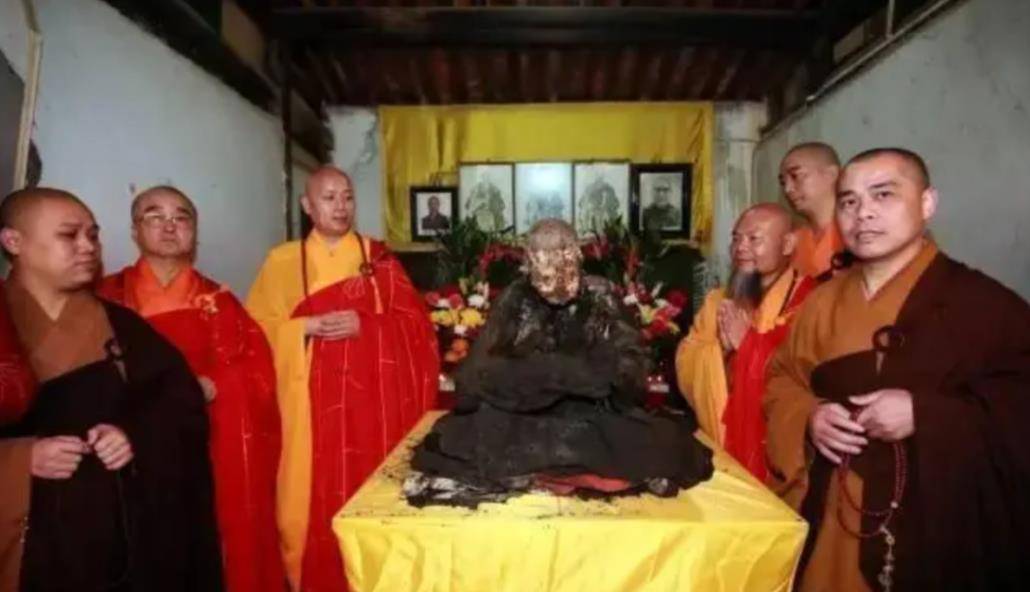 仁义师太:84岁圆寂后坐缸3年,终于修成正果,但已无女性特征