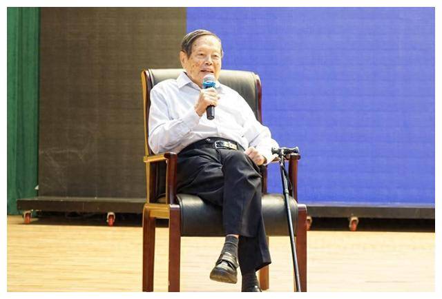 杨振宁晚年改回中国籍,只为养老?看看他对国家做的贡献有多大吧
