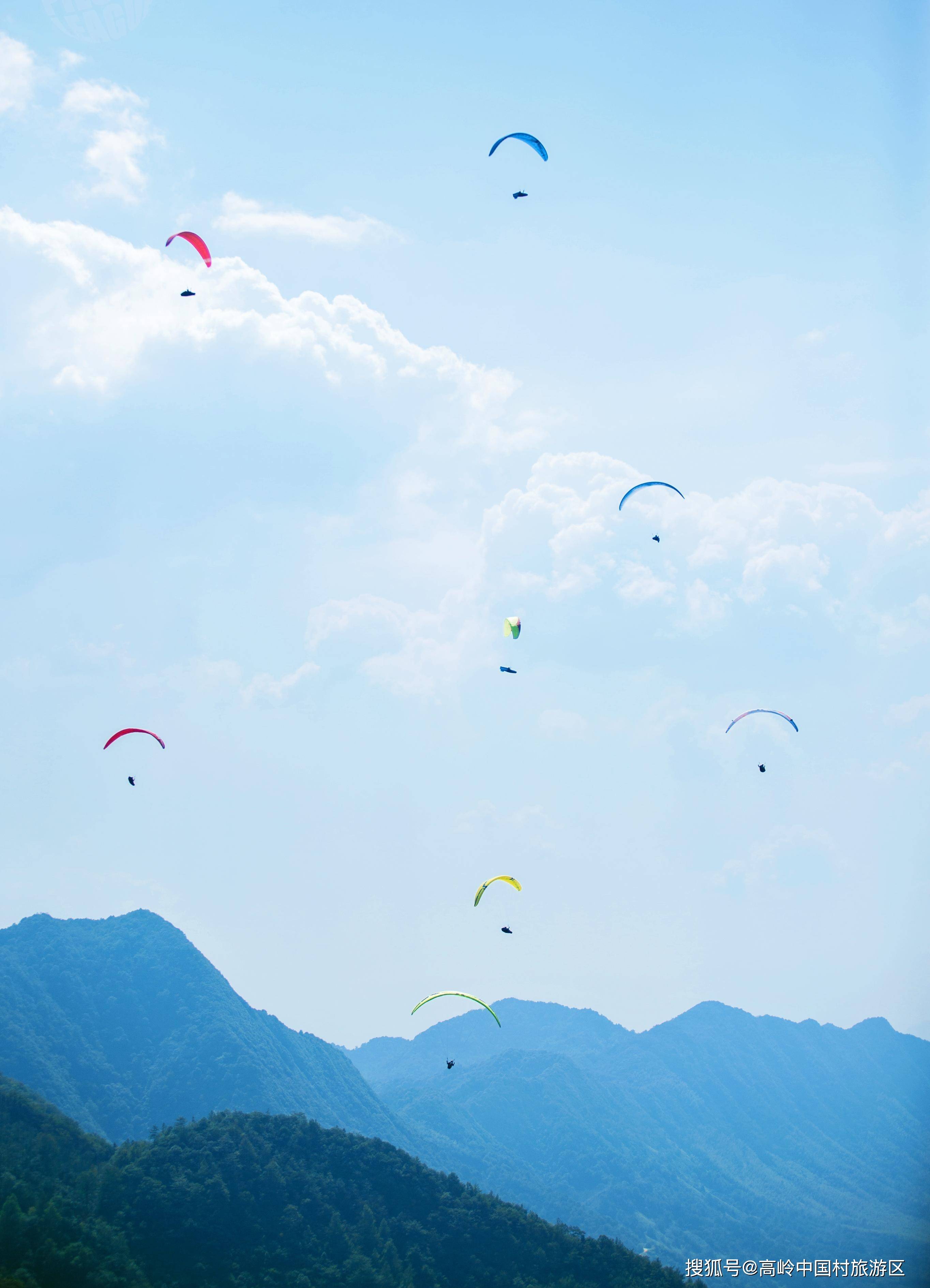 2024中国国际滑翔伞公开赛盛大开幕!