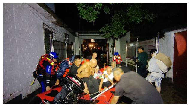 房山窦店镇苏村:百余人不眠不休80余小时 转移800余名滞留村民