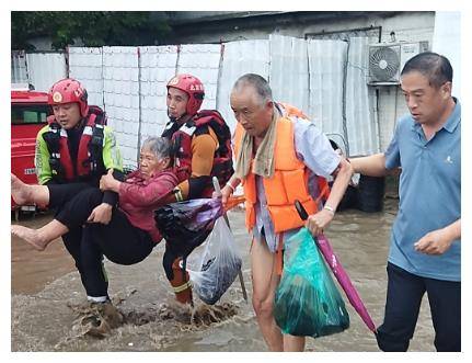 房山窦店镇苏村:百余人不眠不休80余小时 转移800余名滞留村民