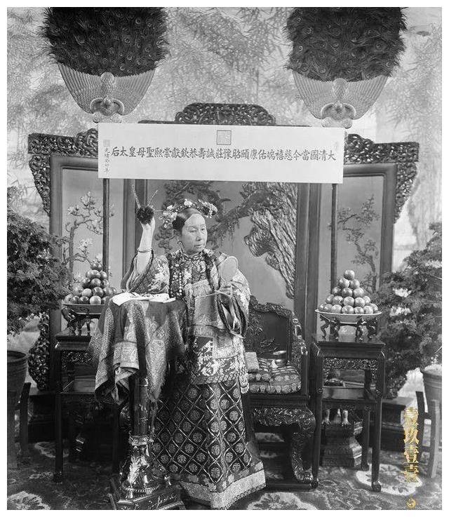 20照片中间的是载入《清史稿》的最后一位公主——荣寿固伦公主.