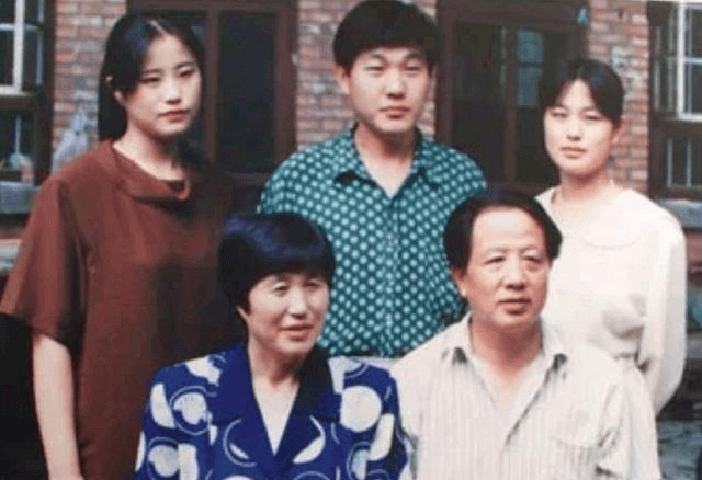 原创"新时期的焦裕禄"孔繁森,两次援藏,50岁殉职,全国有三座墓地