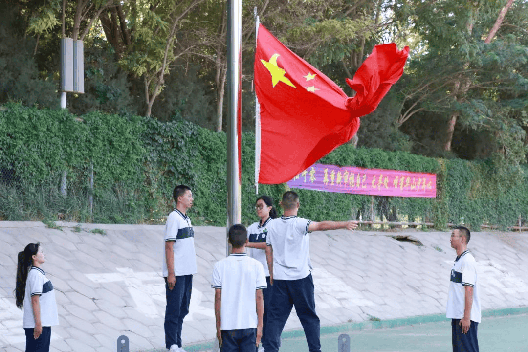 库尔勒华山中学校服图片