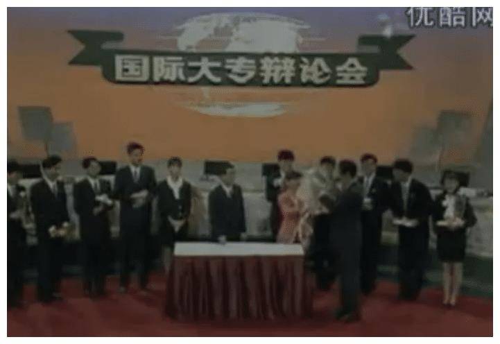 1993年,"复旦4大辩手"狮城夺冠,为国争光,一跃成为全民偶像_比赛_选手